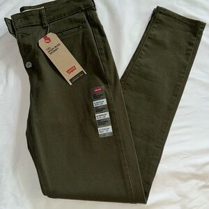 NEW!!!!! Levi’s Olive green 721 High Rise Skinny size 29 jeans